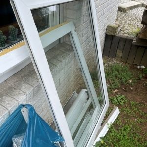 Fenster 2-fach verglast , Anschlag links, mit Rondo-Rolladenkasten und hochwertigem Fliegengitter