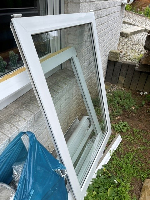 Fenster 2-fach verglast , Anschlag links, mit Rondo-Rolladenkasten und hochwertigem Fliegengitter