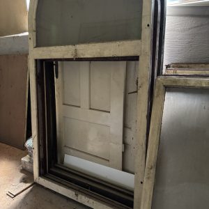 Beispiel: Rundbogenfenster mit sch&ouml;nen alten Beschl&auml;gen