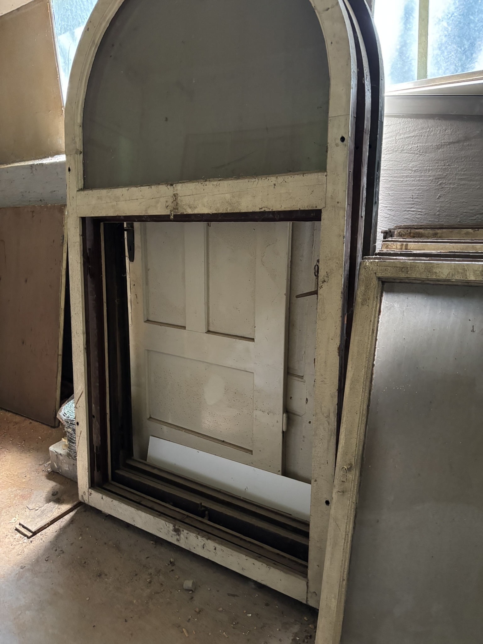 Beispiel: Rundbogenfenster mit schönen alten Beschlägen