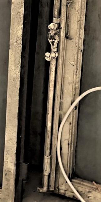 Bogenfenster mit schönen, alten Beschlägen