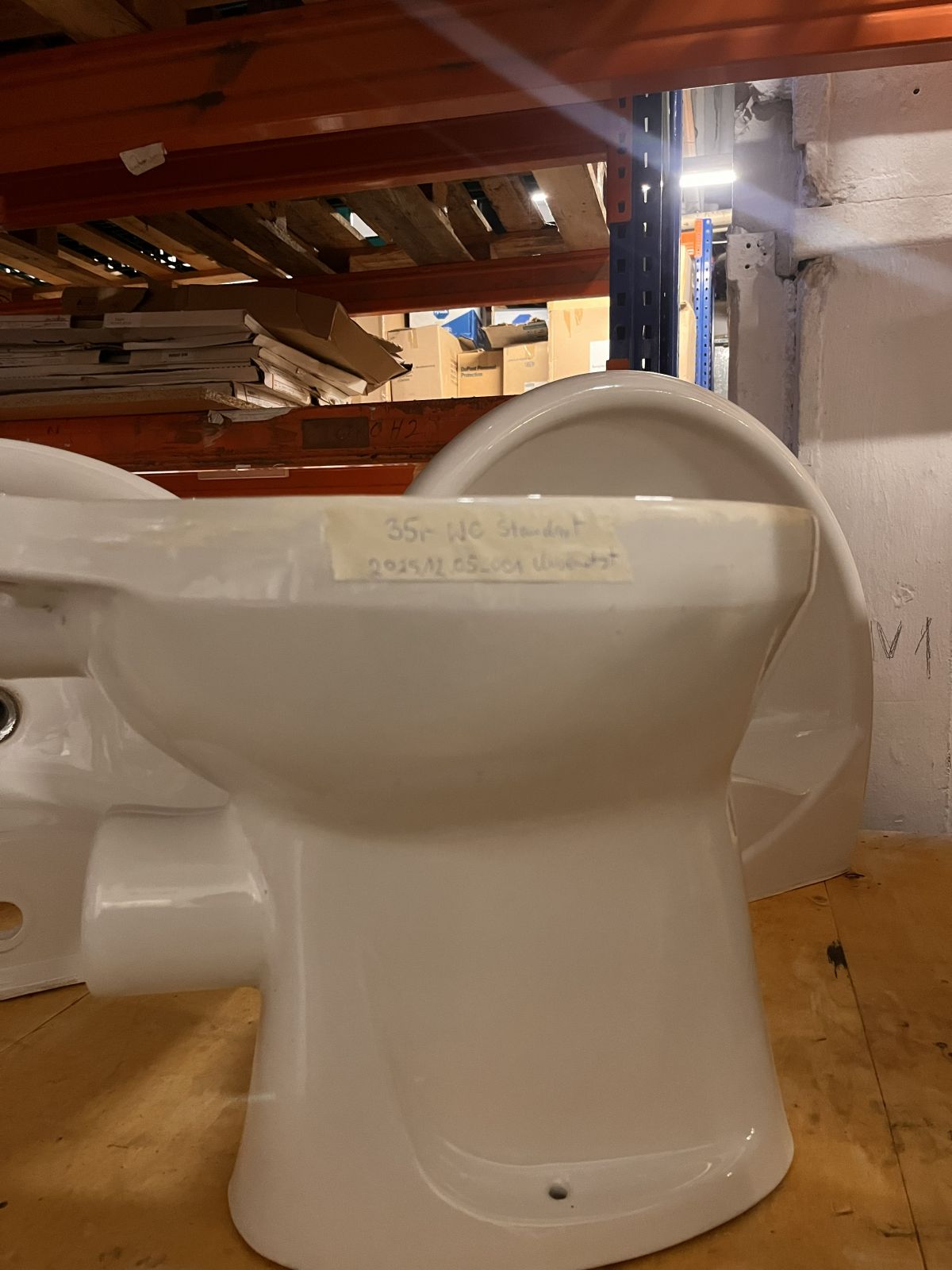 Stand-WC in Weiß aus Keramik