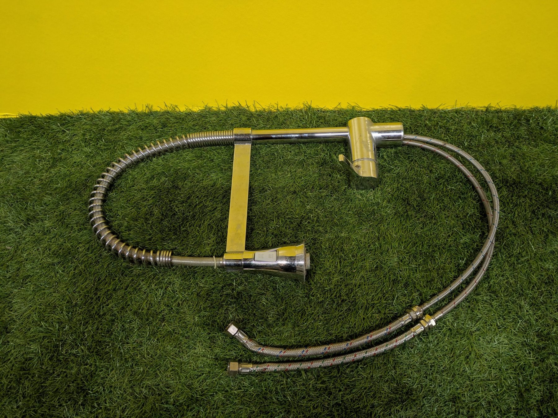 Küchenarmatur mit Spiralfeder und ausziehbarer Brause